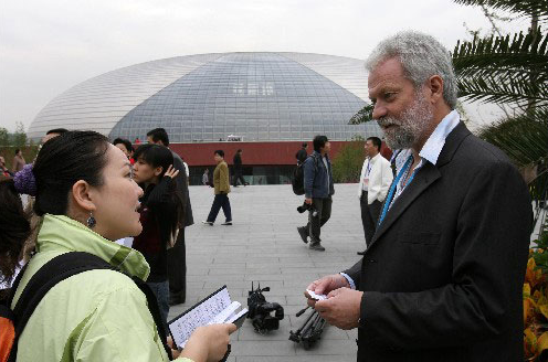 一辆载有33名中国公民的旅游巴士在冰岛南部发生车祸